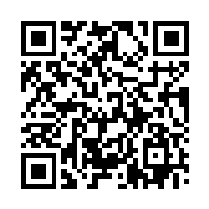 男子走在大块青石板铺就的平整道路上二维码生成