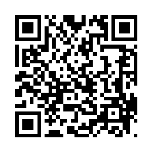 画着精致妆容的女人急匆匆走进办公室二维码生成