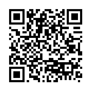 白公子轻轻抚摸着婉儿柔滑的头发二维码生成