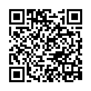 白思思抱住身穿黑色暗纹衬衣的霍毅云二维码生成