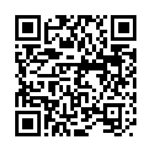 白色衬衣的钮扣仿佛要被胸口包裹的那双二维码生成