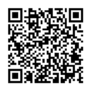 皇甫耀阳接过手下送过来的无线耳麦和双肩包背到身上二维码生成