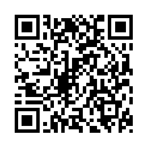 皱眉的看着这几个将阳光遮挡住的年轻人二维码生成