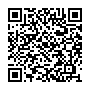 盘膝坐在地上的一部分人都是三人一列无人一群二维码生成