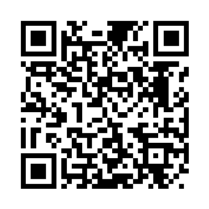 目不转睛地打量着这个满脸红色斑点的丫头二维码生成