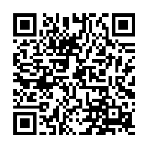 目光因自己在爱人遇险时没有在她身侧而变得自责与愧疚二维码生成