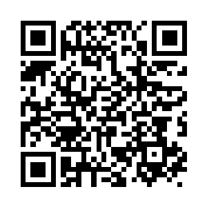 目光在看到雷玄手里拎着的行李箱时二维码生成