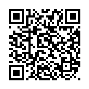 目光都聚焦在桌子中间那一张海图上二维码生成