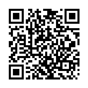 目送两个极其协调的青年男女出树林二维码生成