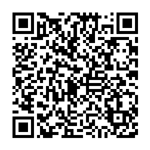 直接从黑铁之堡内召唤出一股水流冲洗在那块长方形的金属牌上……二维码生成