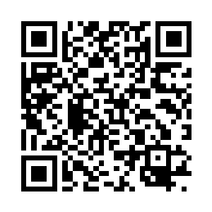 直接将男子的水果刀夹在了手指中间二维码生成