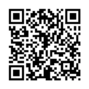 直接的将正抓着上面的吊环的手伸了出来二维码生成