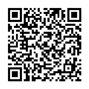 直接飞到了一个黑色容器底部的边缘下面的内层之中二维码生成