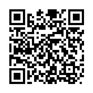 看他的样子好像是要让我们都安静下来的样子二维码生成