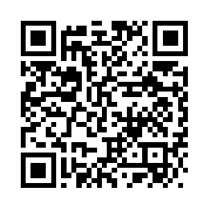 看似笨拙的双手间挥洒出一片白光二维码生成