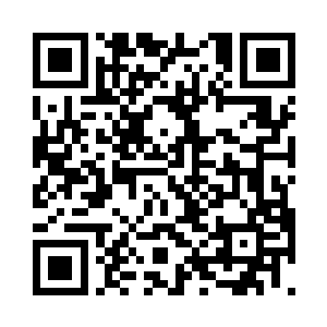 看到一个中年妇女穿着白大褂在打电话二维码生成