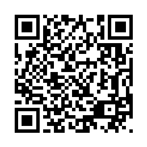 看到刘敏被一个不认识的年轻人抓着手二维码生成