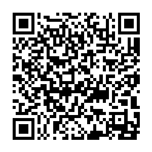 看到原本密封得严严实实的指挥车上突然被开出一个大大的天窗来二维码生成