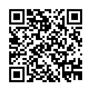 看到哭哭啼啼搂住自家母亲哭泣的女人二维码生成