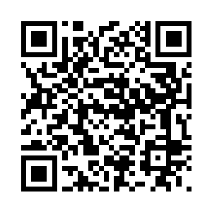 看到这个木讷冷漠的青年也举了酒杯二维码生成