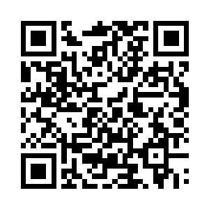 看着一袭黑白蕾丝女仆装的混血小美女二维码生成