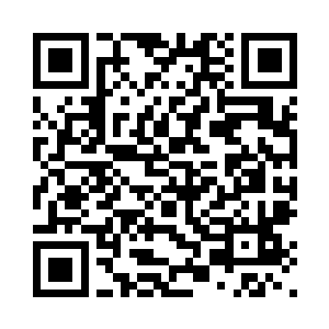 看着他不知何时伸进自己胸前的手二维码生成