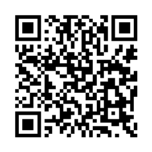 看着用去籽的丝瓜瓤帮自己轻擦胳膊的小姑娘二维码生成