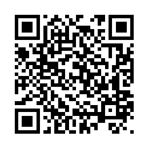 看着男子身后站着的三十几个黑衣人二维码生成