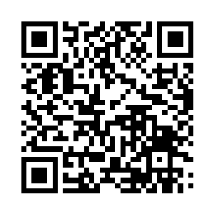 看见他爹的眼神一直透过玻璃看向院子二维码生成