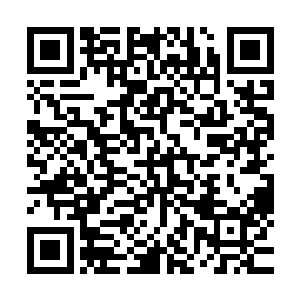 看起来大约三十来岁的长发女子正朝着林辰与王克的方向走来二维码生成