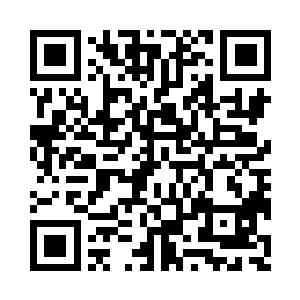 看路边商店的橱窗里的很多中国式的商品二维码生成