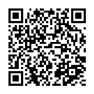 眼前的这巨大的九彩色的如同玉璧一般的湖泊给了他不小的冲击二维码生成