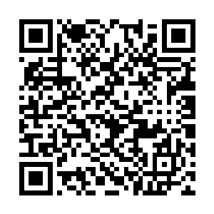 眼前这个脸上被油污弄的看不清楚多大岁数的男子二维码生成