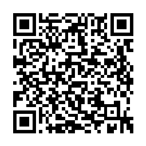 眼前这座小金人的下巴被做成了无比夸张的巨大二维码生成