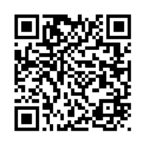 眼睛在出站的人群中不停地搜索着二维码生成