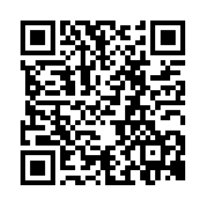眼睛笑成了缝的男人抓着爱人的手不放二维码生成