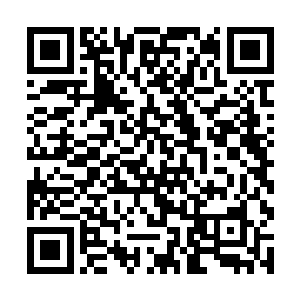 眼睛还不断地往人群中某些姿容不俗的女子身上瞄去二维码生成