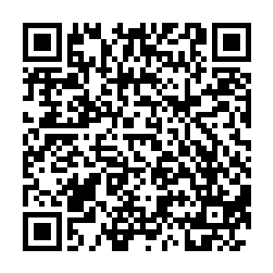 眼角就瞥见了咖啡厅落地窗户外头一个身影很快地朝我们这里走了过来二维码生成