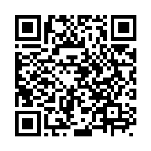眼镜男优雅地推了一下鼻梁上的眼镜二维码生成