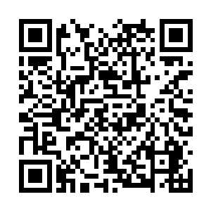 着上半身的男子正盘腿坐在小院中央的蒲团上打坐二维码生成