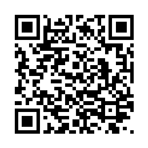 着在几个黑衣人中间挥舞箭柄的女子二维码生成