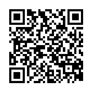 瞪大了眼睛难以置信地看着自己的父亲二维码生成