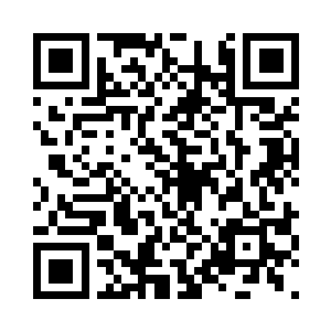 矮胖歹徒右手的握枪抵在李毅后脑上没有动二维码生成