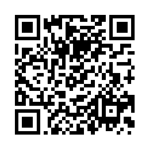 石猴手里握着砸裂了的核桃蹲在石头上二维码生成