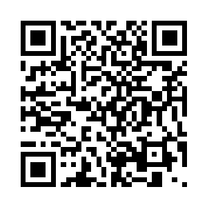 石越的双眼紧紧盯着交战中的两个人二维码生成
