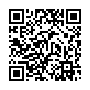 破烂脏污的衣服拉伸展了摆顺在路边二维码生成