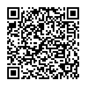 离门口还有一些距离的时候一只脚直接踩到了耷拉到地板上的被子上二维码生成