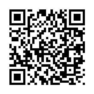 秦宇和孟瑶两人走向第三间办公室二维码生成