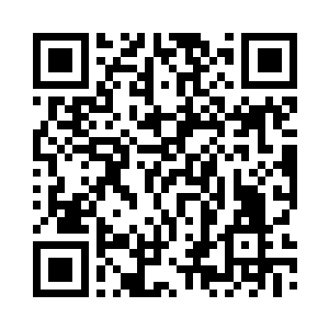 秦宇的手指指在其中的中年男子身上二维码生成