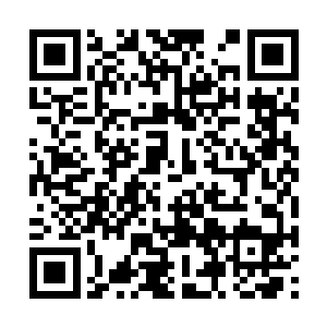 秦宇的目光落在了沙发前桌子上摆着的一台电脑上二维码生成